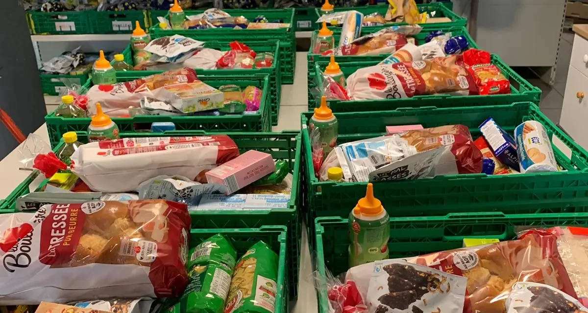 Colis alimentaires préparés dans des caisses vertes