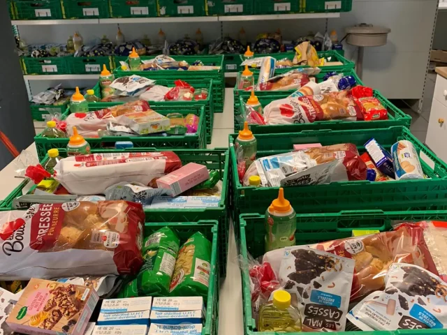 Colis alimentaires préparés dans des caisses vertes