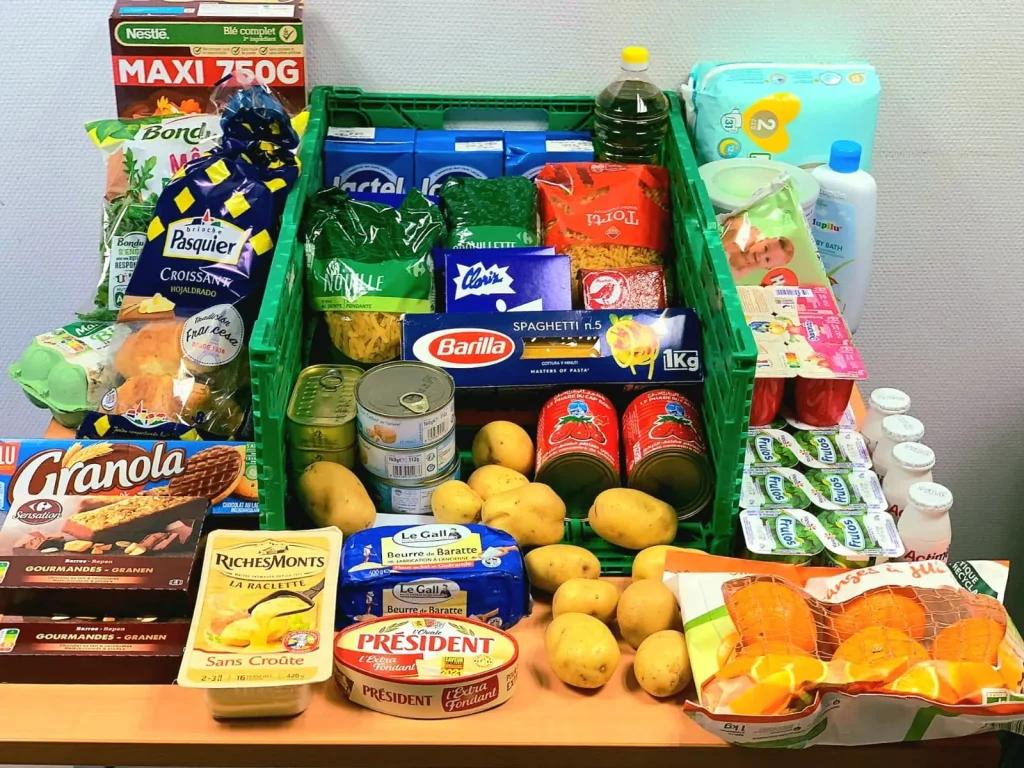 Contenu d’un colis : denrées sèches, produits frais et laitages