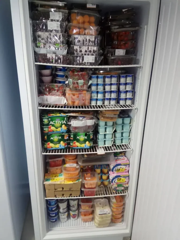 Réfrigérateur rempli de produits frais